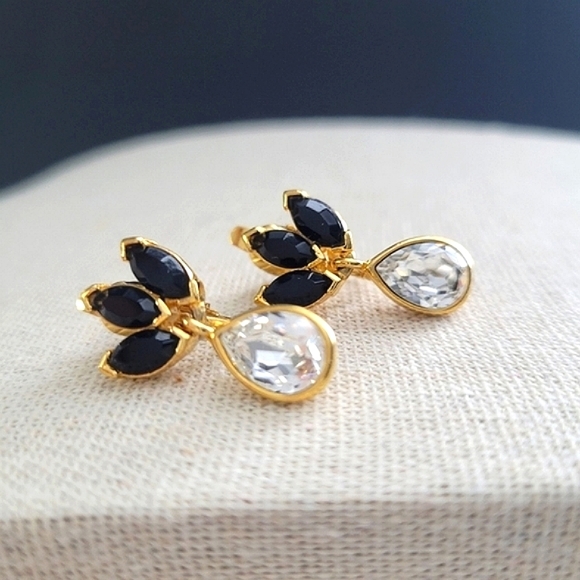 Trifari Jewelry - VINTAGE trifari clip on earrings